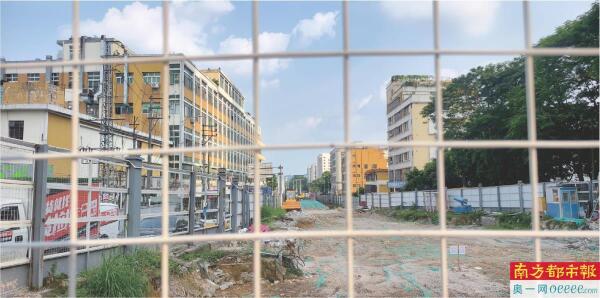 围而不建:占道逾期3年还没动工 建而不快:封闭7年公示牌层层