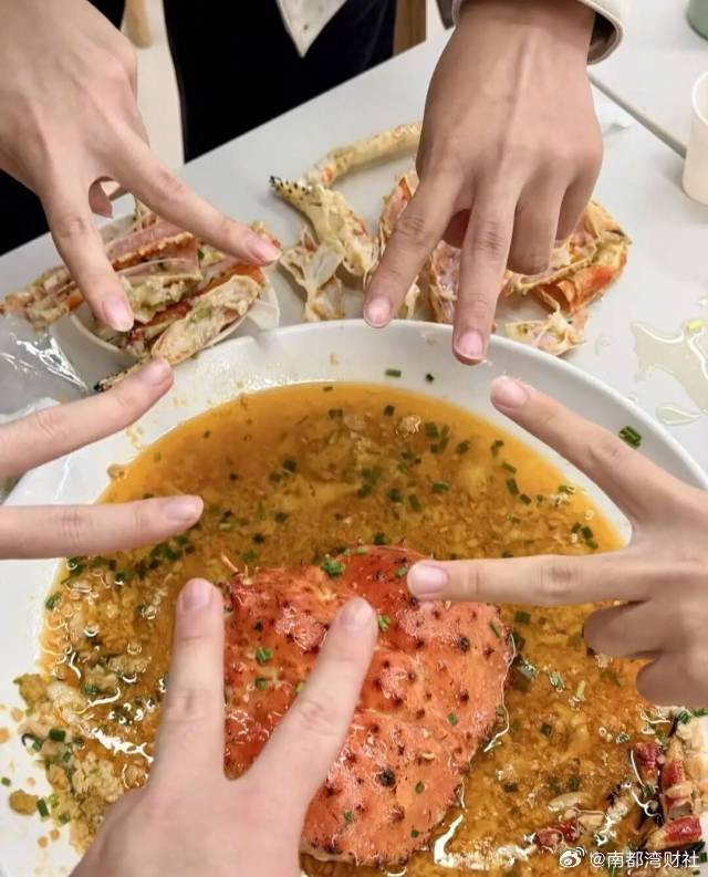 【#一高校食堂售卖标价近千帝王蟹#，已有同学尝鲜】“谁家大学食堂放帝王蟹啊！”近