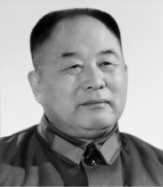 [微风]1969年，李德生被毛泽东看重提拔，然而在中央军委方面却迟迟不予通过，这