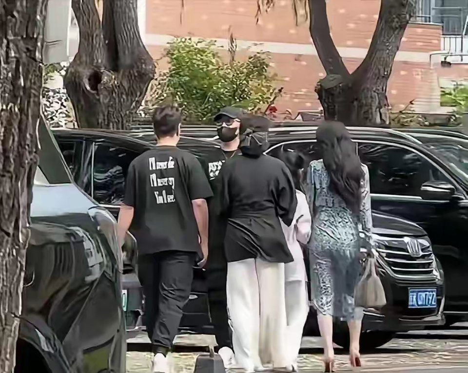 汪峰口罩帽子全副武装接女友女儿放学，感觉汪峰很负责啊，就读的学校一年要26w，和