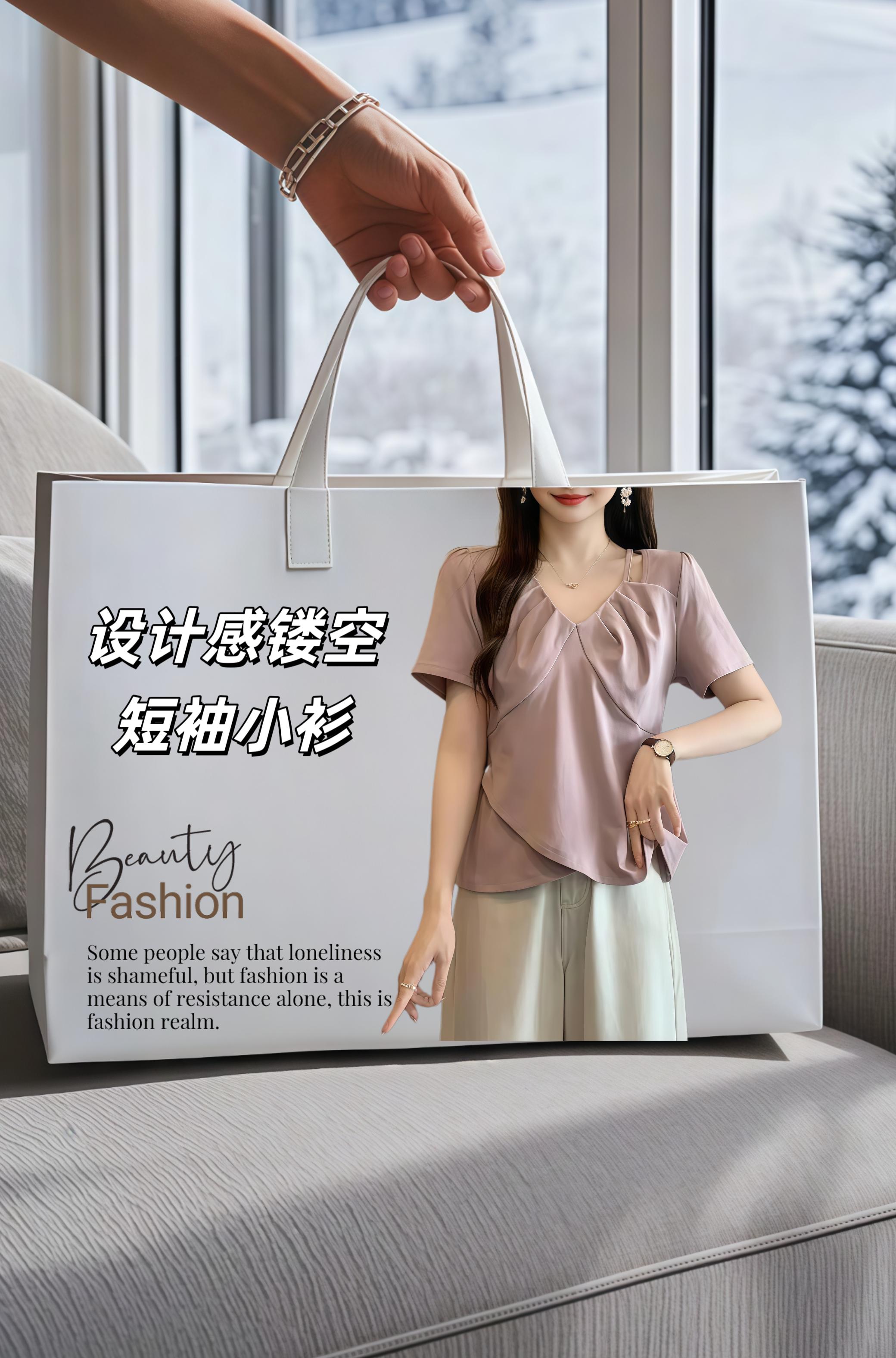 浅紫短袖上衣，以别致的褶皱设计，诉说着温柔与灵动。V领勾勒出优雅线条...