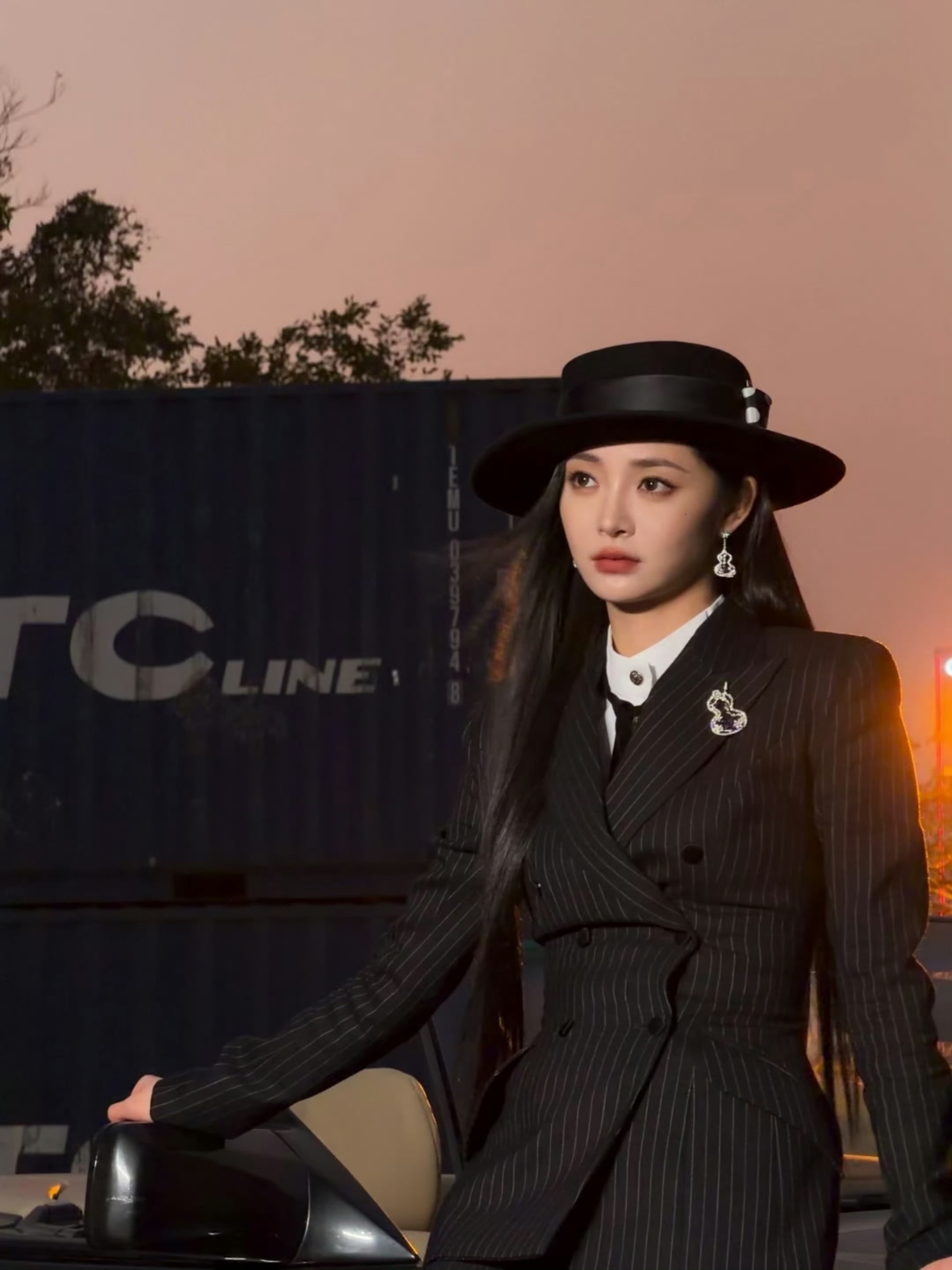 周洁琼尖叫之夜出图周洁琼女王副驾 周洁琼女王这块……期待今天的尖叫之夜红毯造型啦