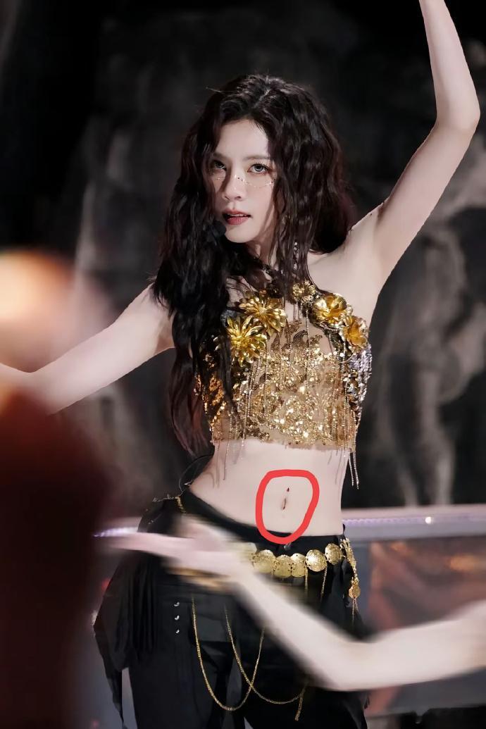 宋妍霏业务能力能打，唱跳实力在线，舞台表现力强，却始终缺些大火的契机，着实有些遗