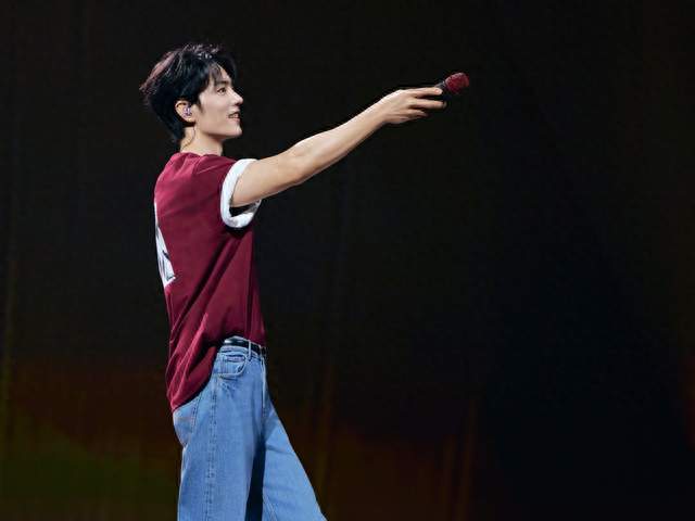 肖战南京演唱会后续曝光！霸气登顶明星“微指”，还获评顶级舞台