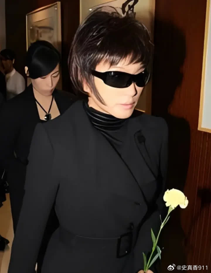 2008年，著名导演谢晋的葬礼上，刘晓庆拎着一袋子现金大闹现场，对谢晋遗孀徐大雯