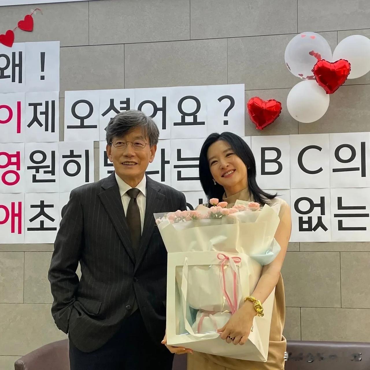 17日，演员李英爱在个人Instagram上传了多张照片。公开的照片中，李英爱手