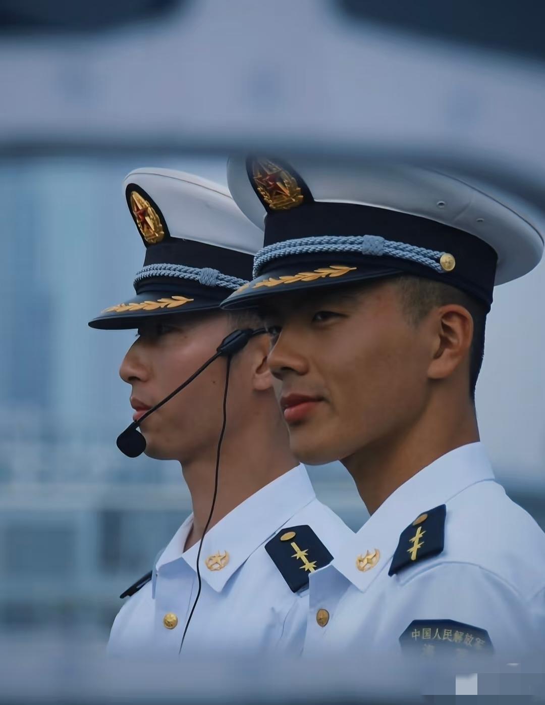 青岛北海舰队的解说员们身着笔挺的“浪花白”军装，以挺拔姿态、坚毅神情刷屏全网。