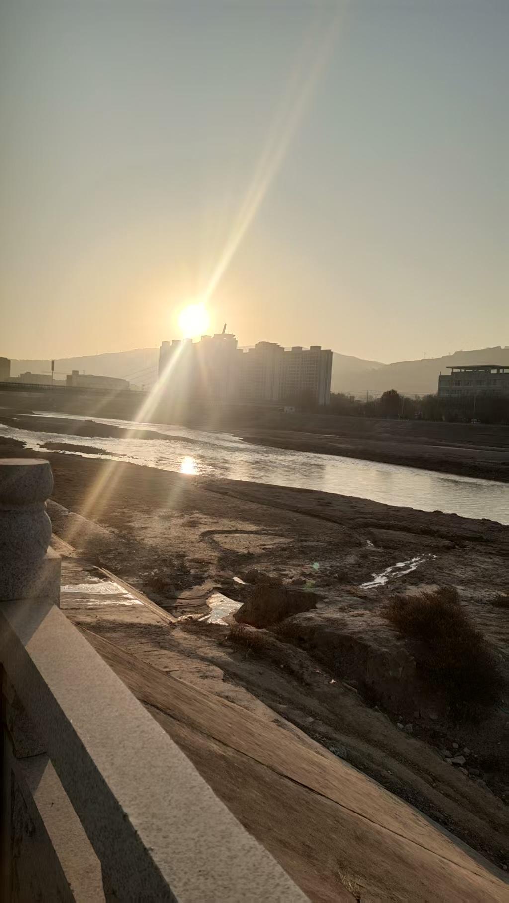 分享一张你拍的清晨阳光西北清晨的阳光，光芒四射，灿烂夺目。