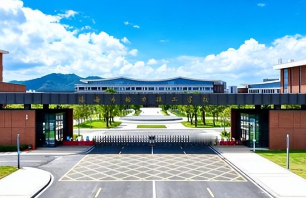 格力办技校这件事，真正值得看的不是“大学输了”。
而是企业开始越来越直接地参与人
