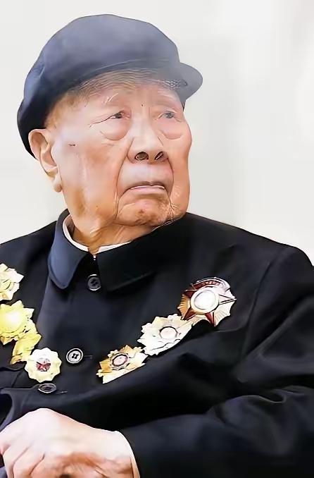 1984年，开国中将曾思玉退休后，到大连一水库钓鱼，钓着钓着，水库负责人走了过来