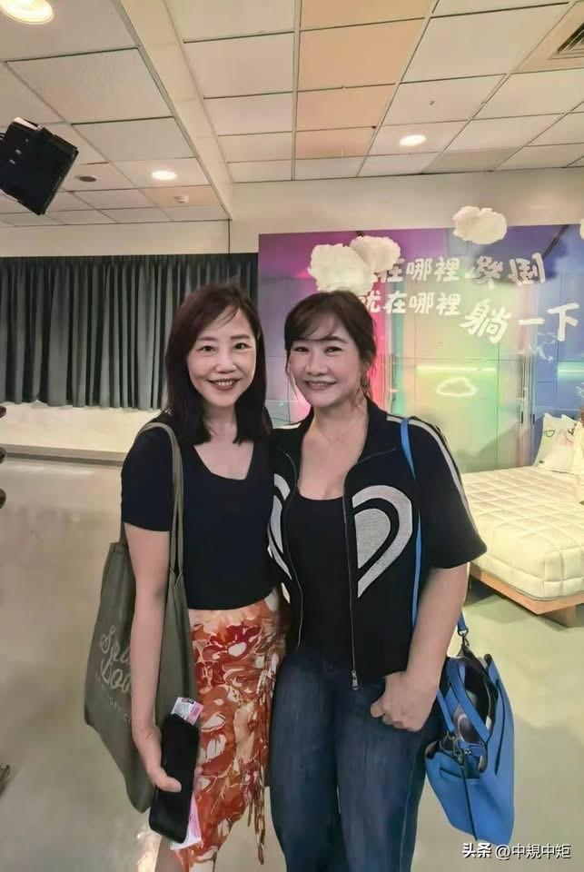 国民党前文传会主委 尹乃菁 今（19日）晚间与台湾媒体人 王浅秋 一同观赏舞台剧