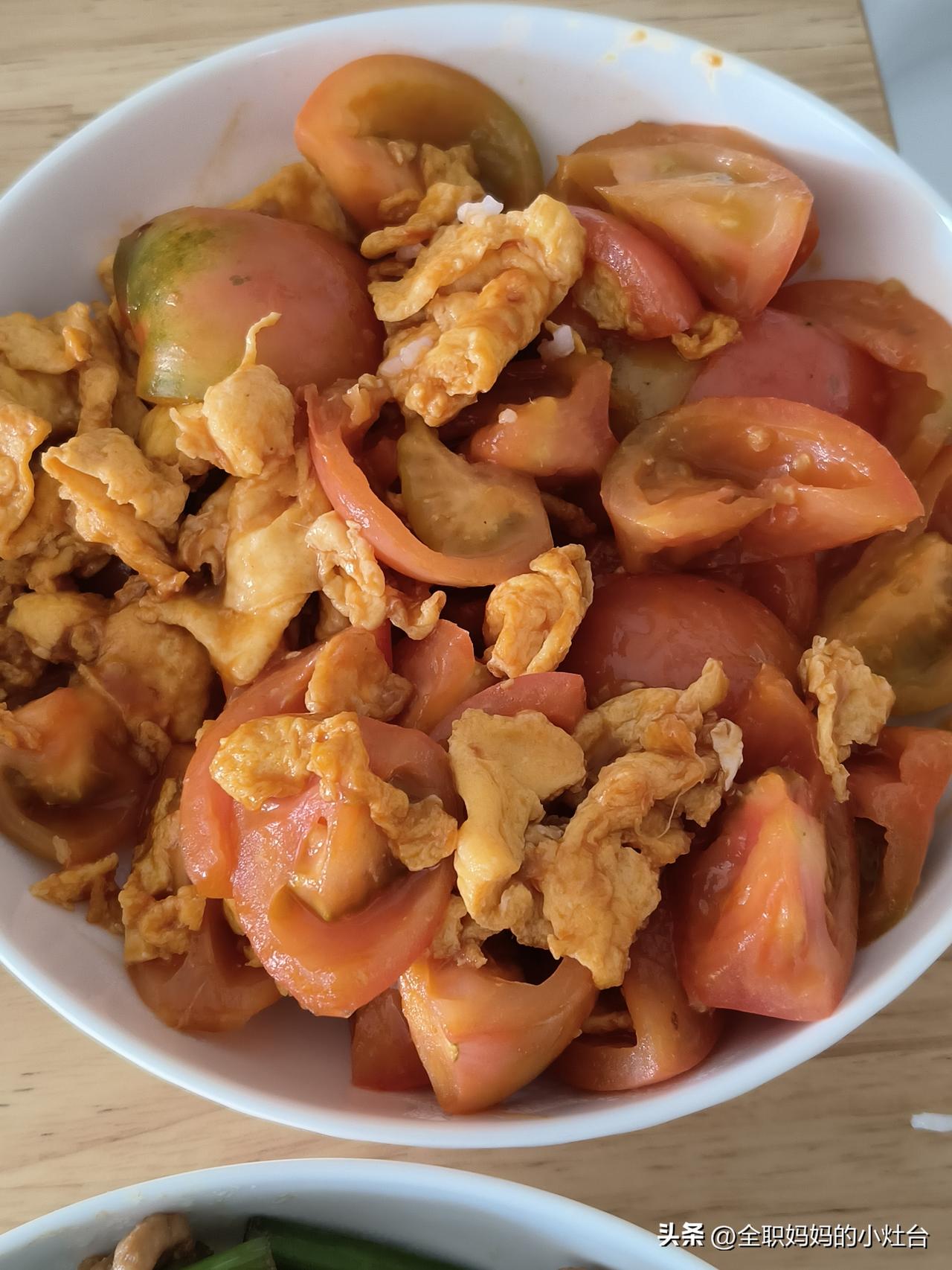 全职妈妈这个角色，至今都还有很多争议。有人说全职妈妈很幸福不用上班，有人说全职妈