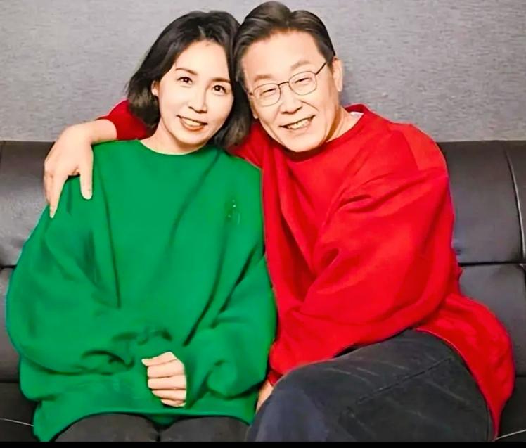 李在明和妻子金惠景看起来非常恩爱啊！
金惠景应该属于贤妻良母型的吧！