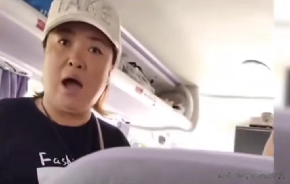 售票员拒载伤残退伍军人，并且恶语伤人，被行政处罚，评论区受到大部分赞成。
针对处