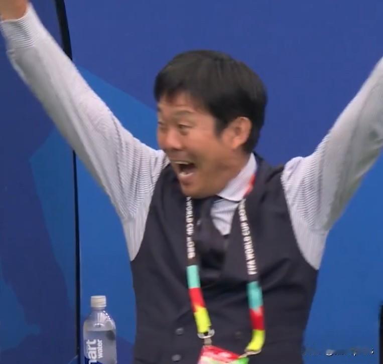日本队半场1:0领先巴西，日本可能故意小组第二选巴西的吧。场面来看，日本队更沉稳