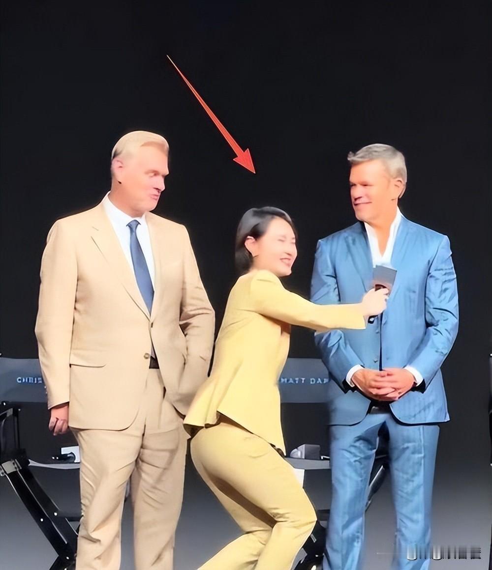 都说他屈膝弯腰是工作所需。从他过往采访中国人的视频、图片来看，实则并非如此。采访