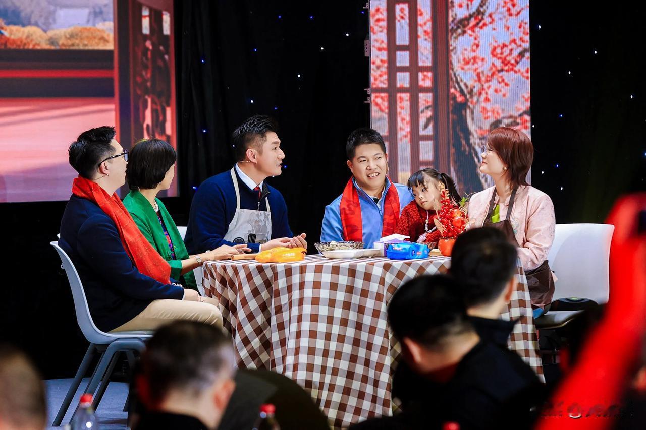 [大笑][大笑]哈哈
一年一度年会，其乐融融
年底了总得表演个节目不是[星星眼]