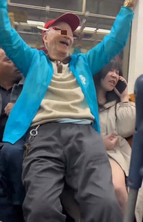 老年人坐在女生大腿上，公然猥亵，一脸猥琐的笑。上海地铁9号线，一名老人以让座为由