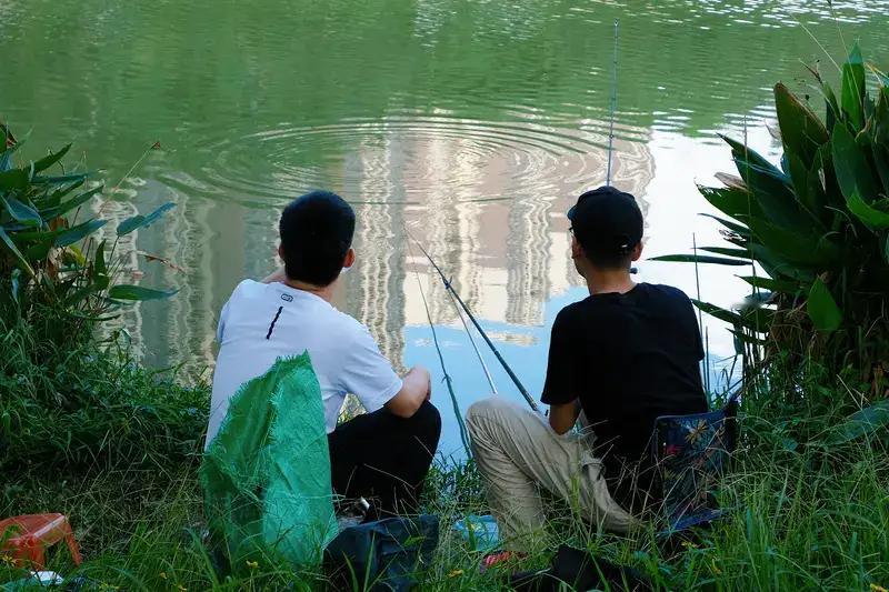 现在钓鱼越来越火，我国约有1.5亿钓鱼爱好者，其中25至44岁的中青年占比46%
