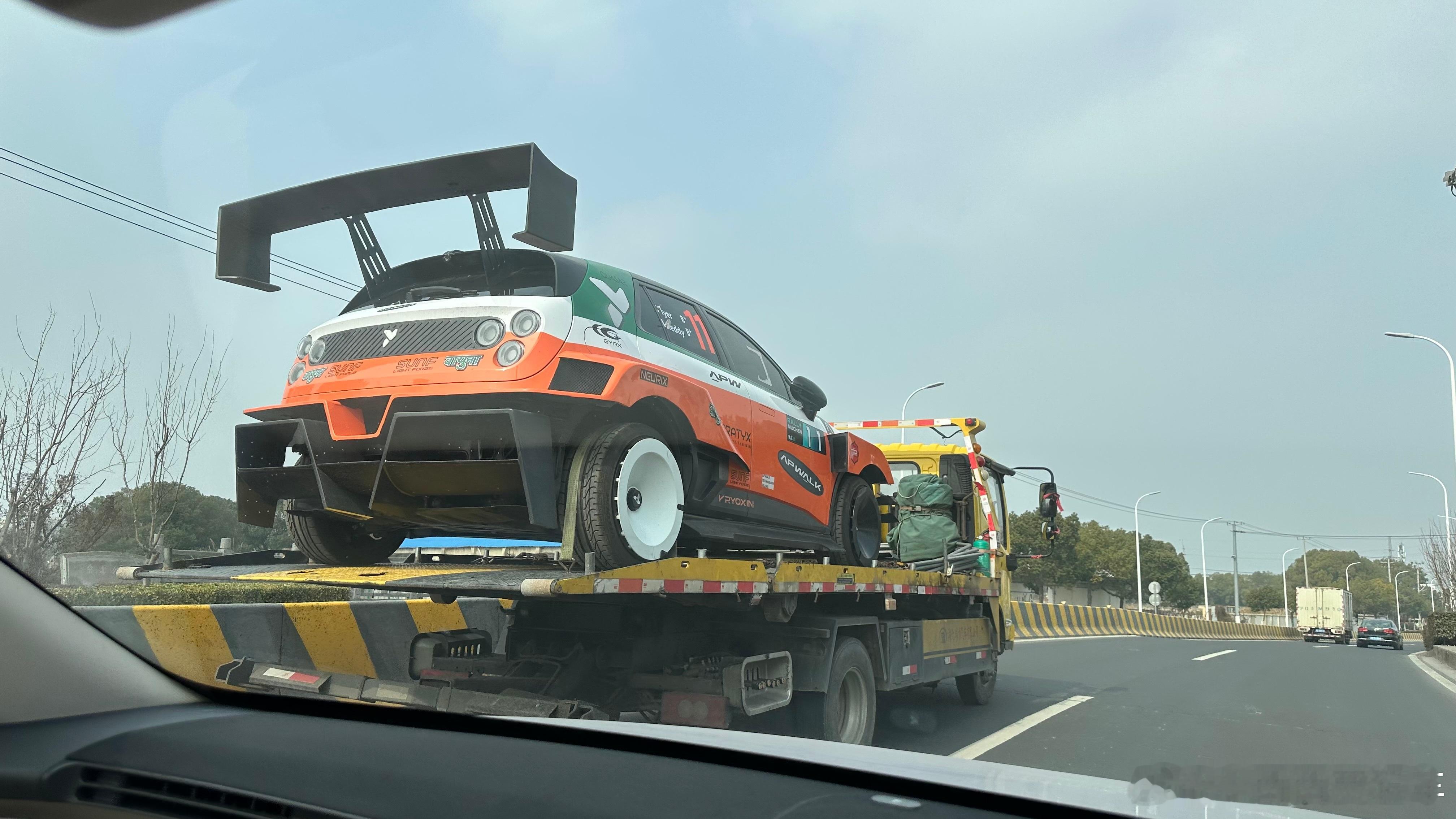 萤火虫拉力版！我说怎么这么眼熟在飞驰人生3的预告片里，这就是“彩蛋车”(˶‾᷄ 