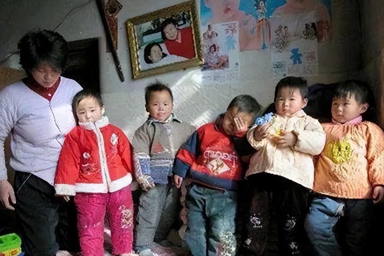 2002年，35岁河北产妇冒死诞下5胞胎，老二出生第五天得了结肠炎，老三得黄疸，