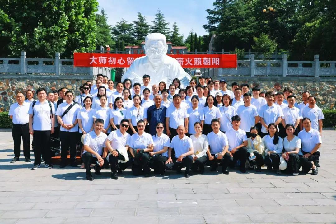 五大主演，五座高峰，无人超越！但有人不服气！
那篇文章说，杨兰春的“三团派”培养