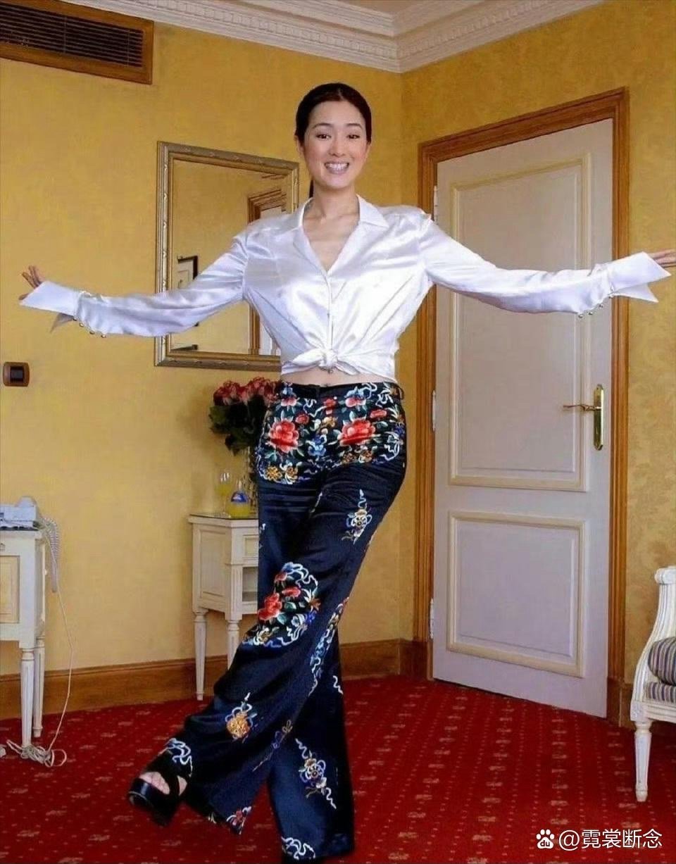 巩俐的骨架是真的大 
