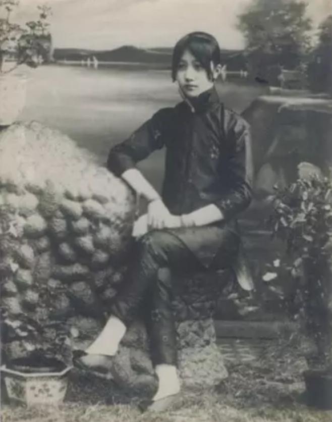 1914年，27岁的蜀军都督爱上14岁青楼女子，管事的要3万赎金，他正要付钱，却