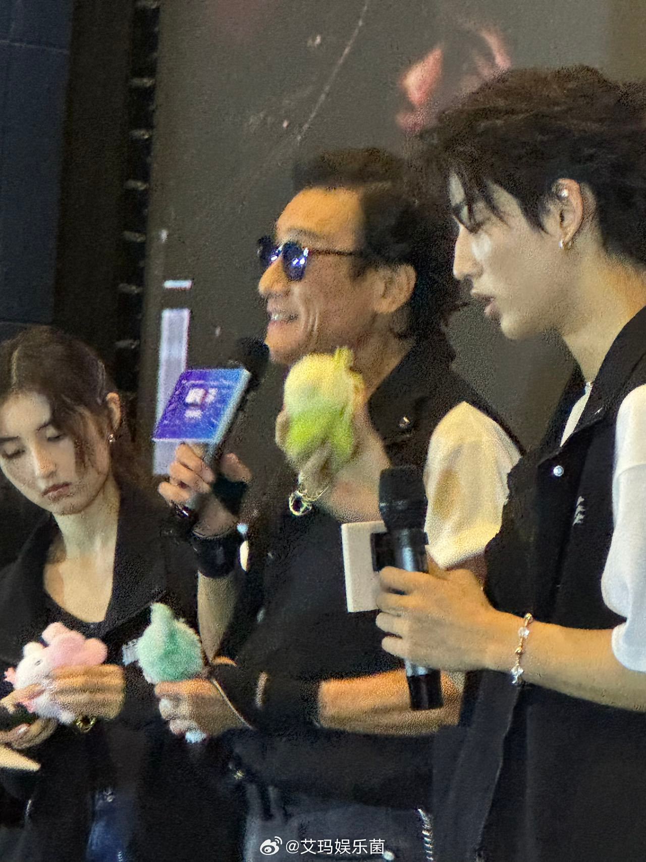 梁家辉又收到了labubu labubu也不好看啊，到底谁给它带火了，难道大家真