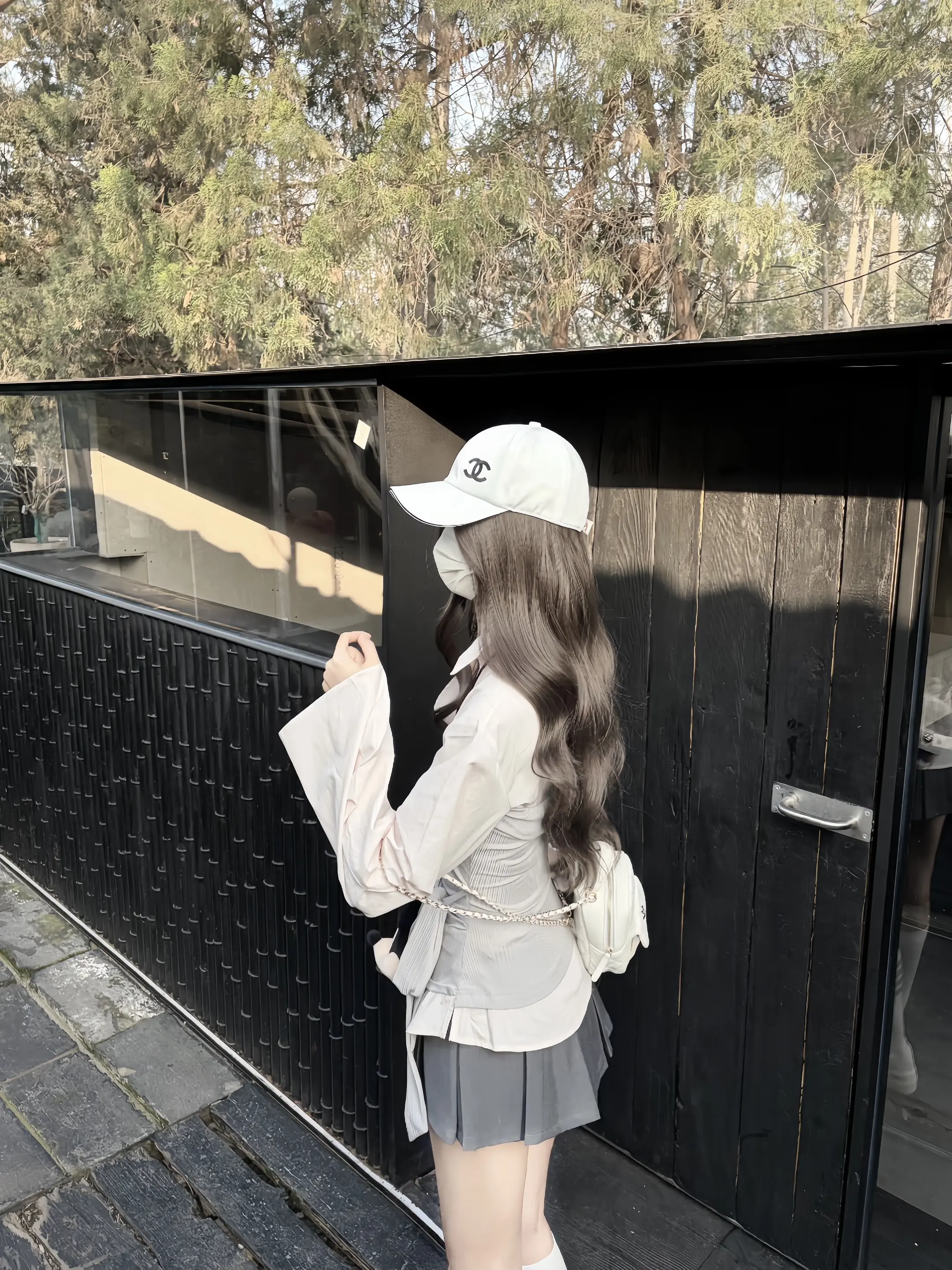 只需要和同样珍视你的人保持联系就好