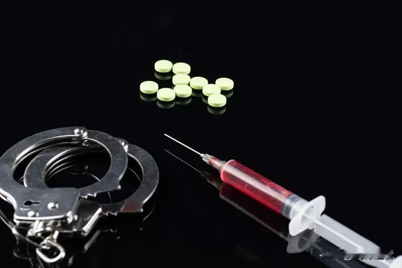 警方不再通报艺人涉毒案件？这引发公众担忧，认为这可能导致涉毒行为隐匿化，削弱社会