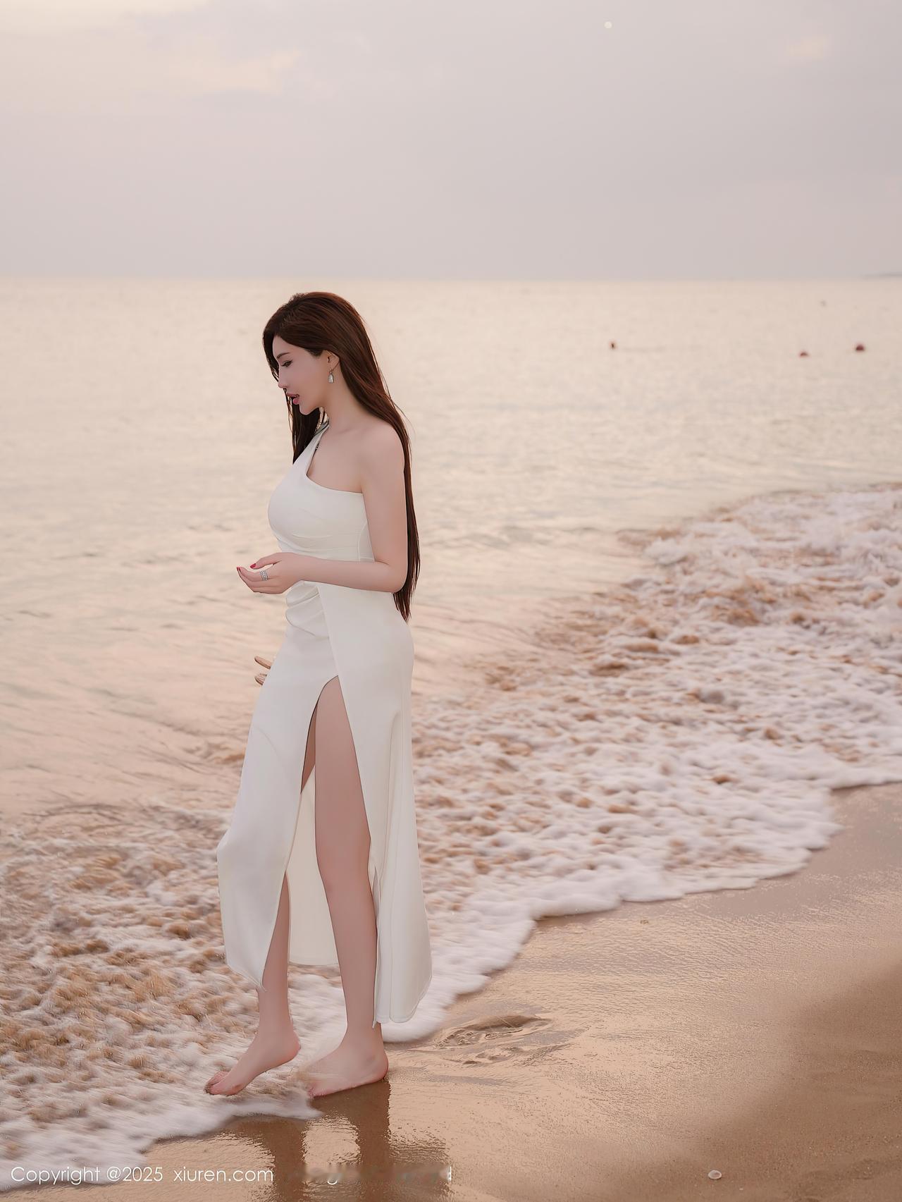 海边白裙的周妍希