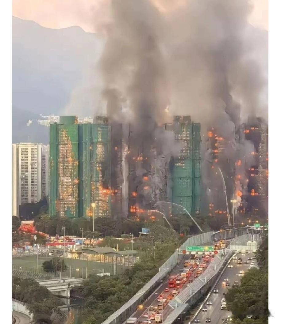 香港12小时五级大火揪心！全城同心救援太好哭
 
香港大埔宏福苑这场五级大火让人