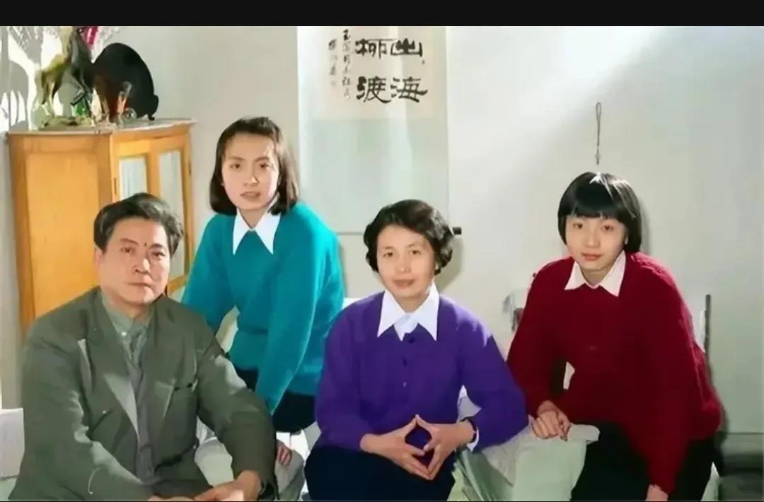 1989年，张玉凤和她的丈夫，以及两个女儿一起拍的合影，从照片中可以看出，张玉凤