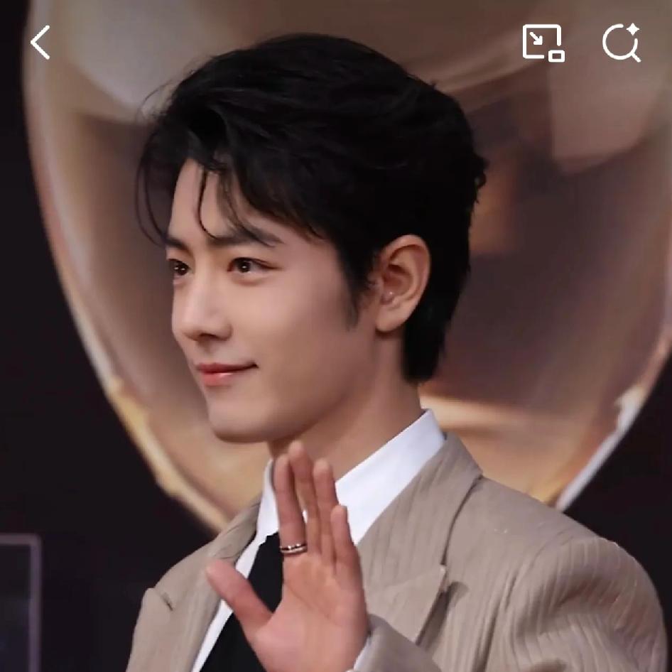 肖战的穿搭风格一直很在线
无论是简约的日常私服还是活动造型，都显得清爽利落又很有