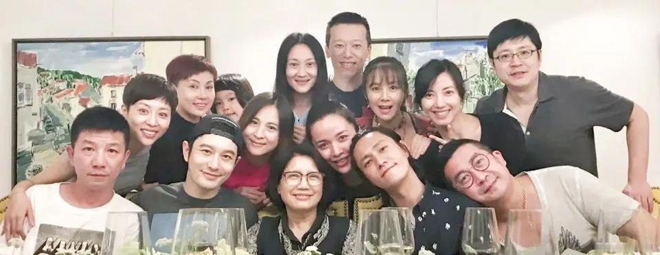 北京电影学院表演系96级师生合照

一眼就认出了C位戴着眼镜、气色盈和的96级表