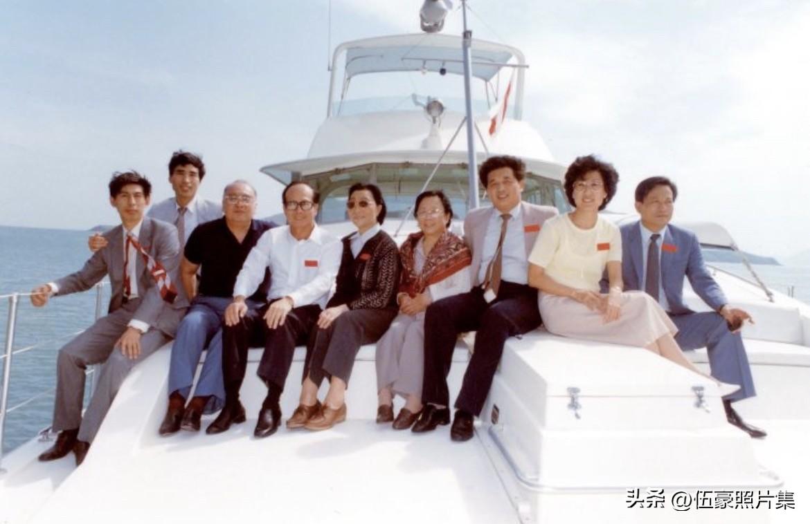 1984年年初，王光英初到香港光大集团总部时在一艘游艇上合影。前排左一为孔丹，左