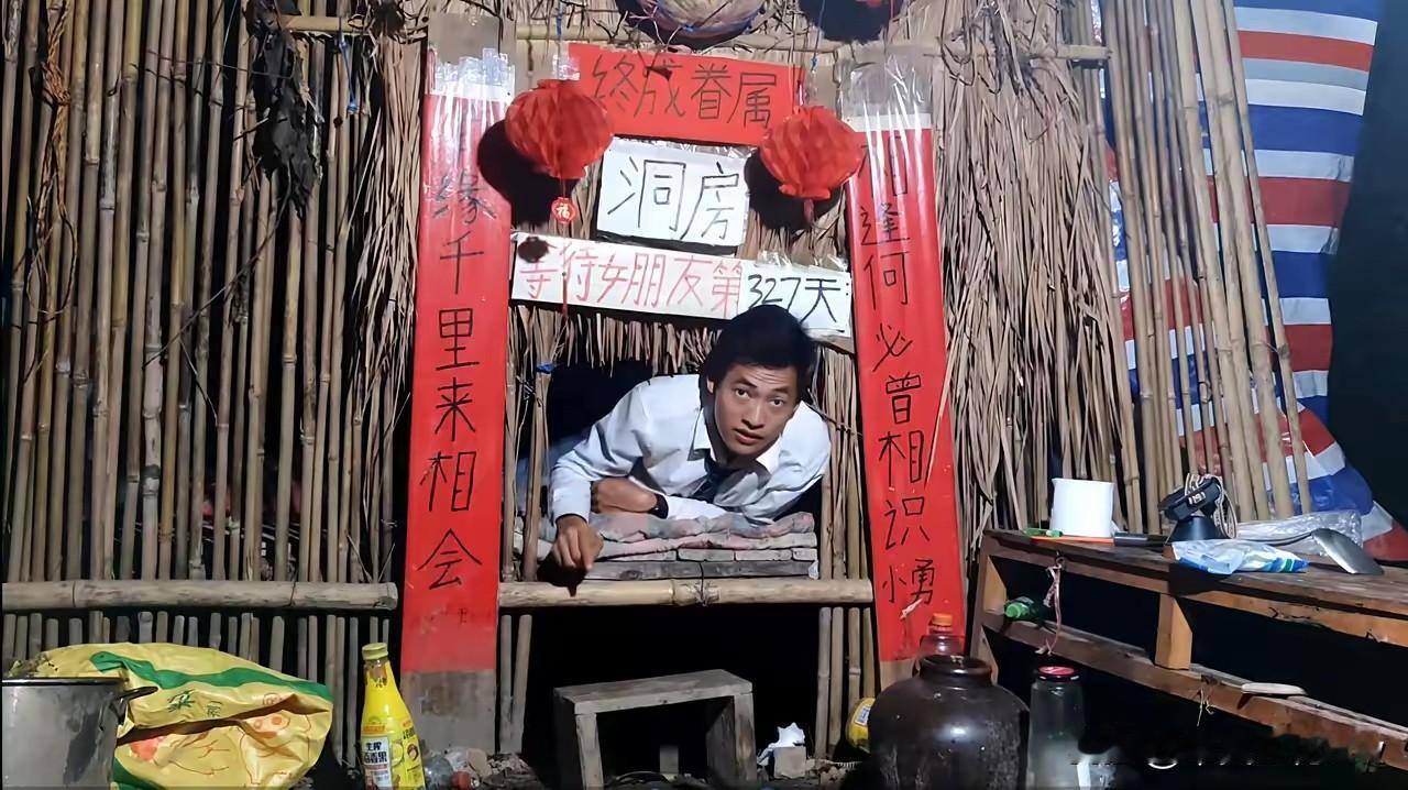 笑死人了！潘小七还没有小勇闹掰的时候拍的视频可都是高大上的，个个视频不是说小勇，