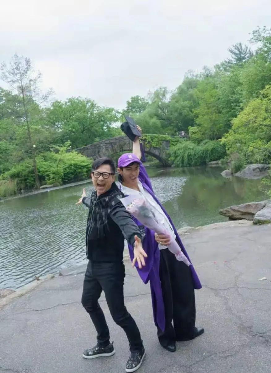 伊能静儿子恩利毕业典礼那天
恩利不但和妈妈合了影
也和爸爸庾澄庆拍了很多合照
这