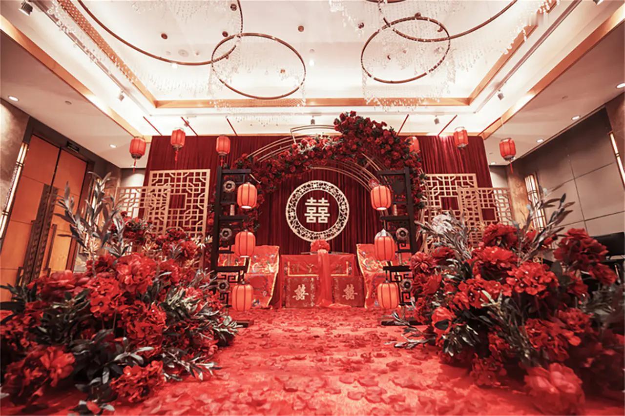 不知道你们发现没？
今天五一假期结婚的人真多啊！
他们不挑在5月1号，有的在2号