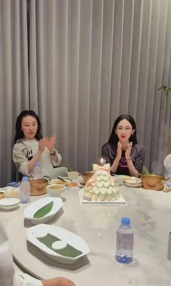 古力娜扎火锅店吃火锅庆祝33岁生日，这状态真好，撩发动作封神。 ​​​