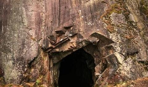 1984年，一个成都的初三学生，脑子里全是武侠小说里的奇遇。他听说峨眉山的九老洞