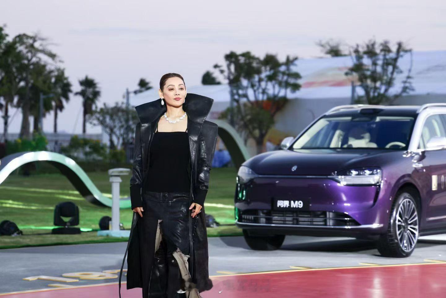 金鸡百花又到厦门，这次背景有一台卖得很好且保值率极高的问界M9。很多原本买X5、