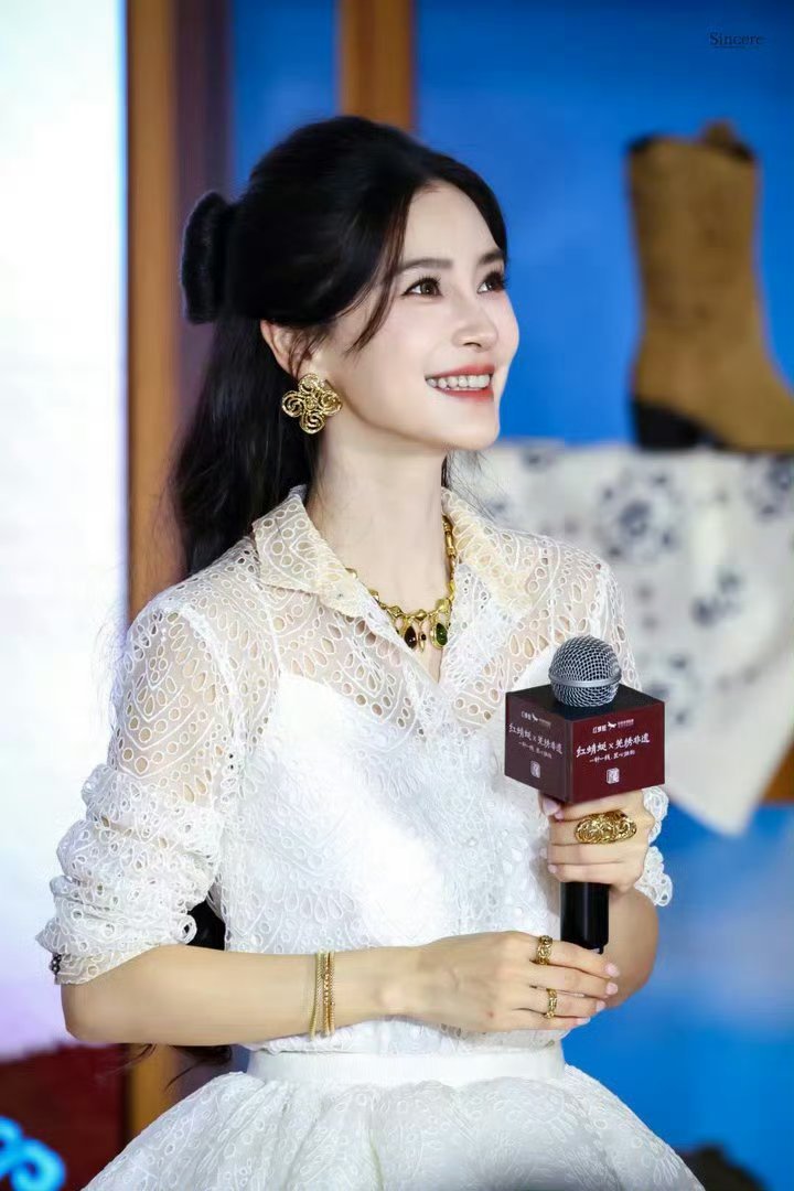 Angelababy蕾丝公主本次是Angelababy第八次上身该品牌高定，个人