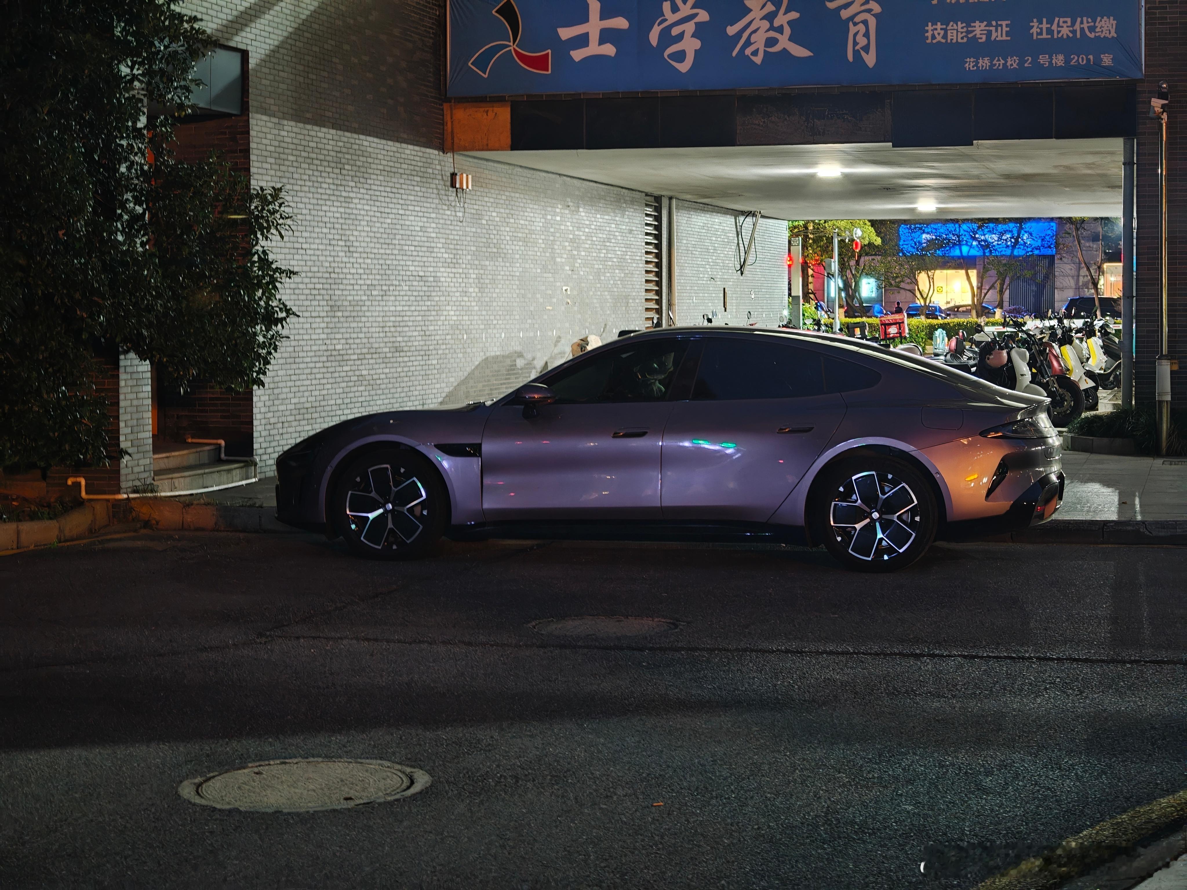对于各家的旗舰车型来说，外观设计的辨识度真的太重要了，这不，我刚到楼下倒垃圾，隔
