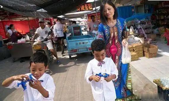 提问，父母都是洋人的在中国出生的小孩，他拥有中国国籍，从小在中国长大，读中国书，