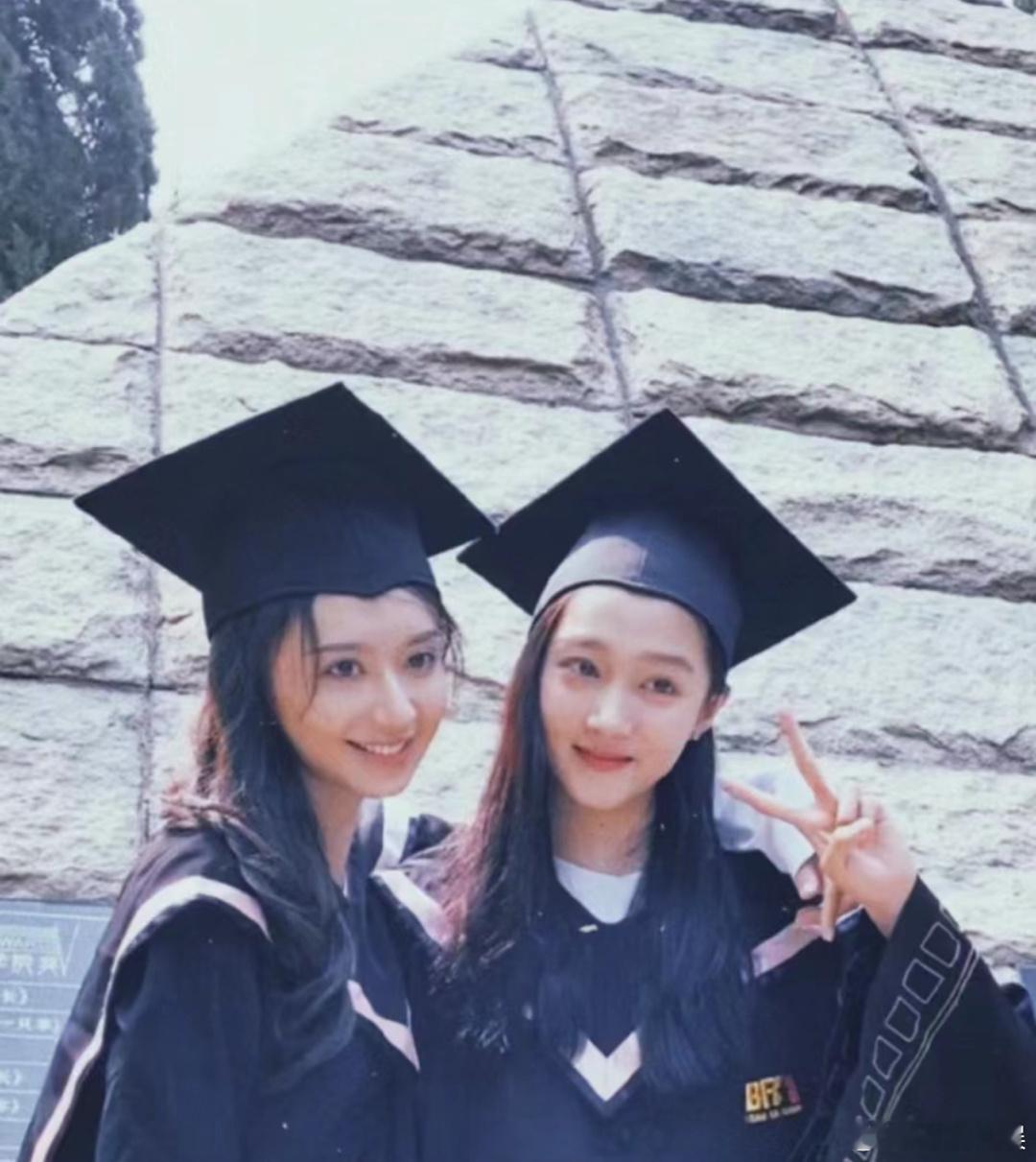 #徐梓钧关晓彤毕业合照#高亚麟出轨的小三跟关晓彤毕业合照🈶，我都能想到关晓彤吃