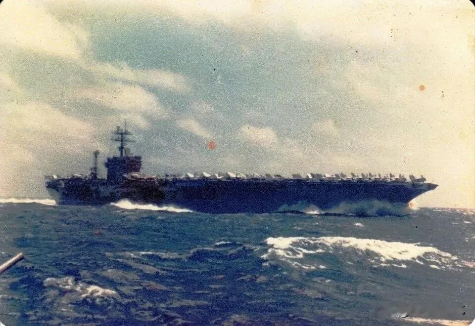 1980年1月4日，南非海军“扬•史末资”号导弹艇艇员近距离拍摄到的美军“尼米兹