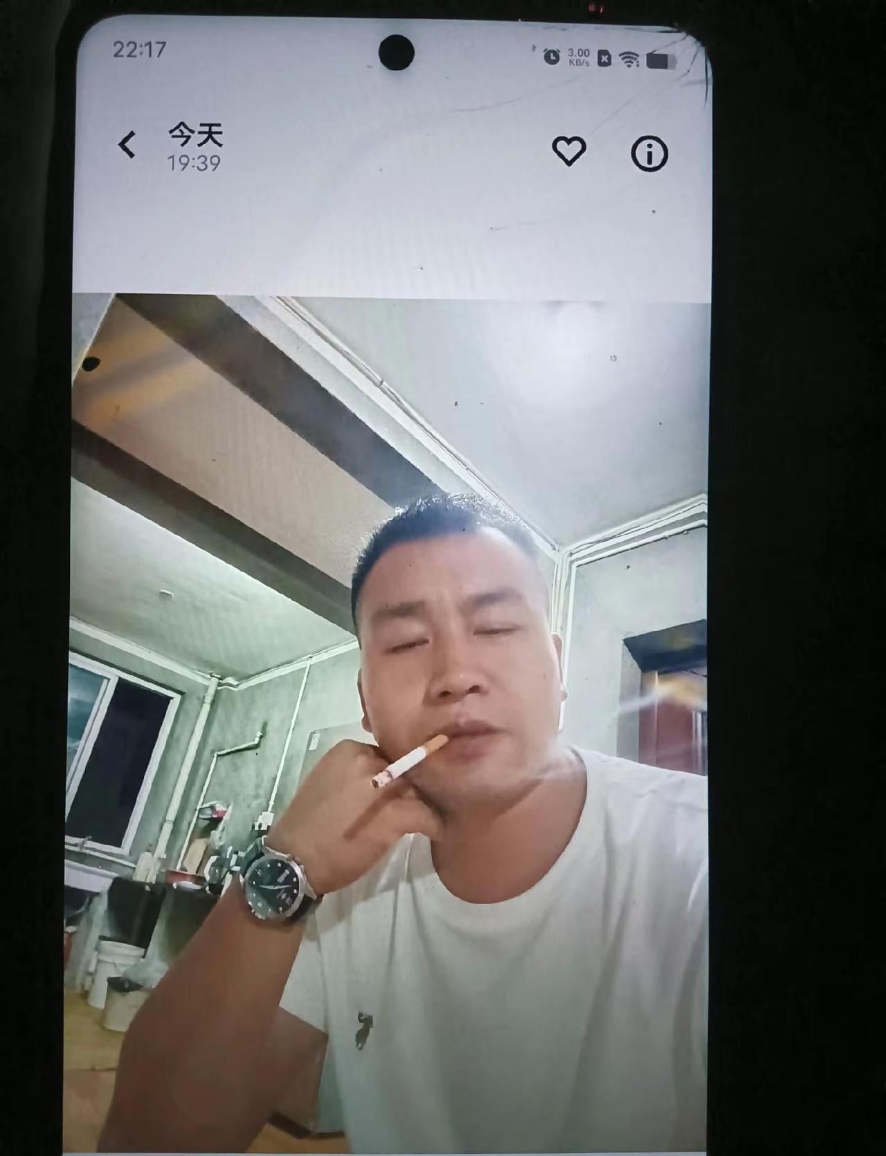 老公，是你回来看我了吗？无意间看到相册里有一张你的照片，还是今天晚上拍的，可我翻