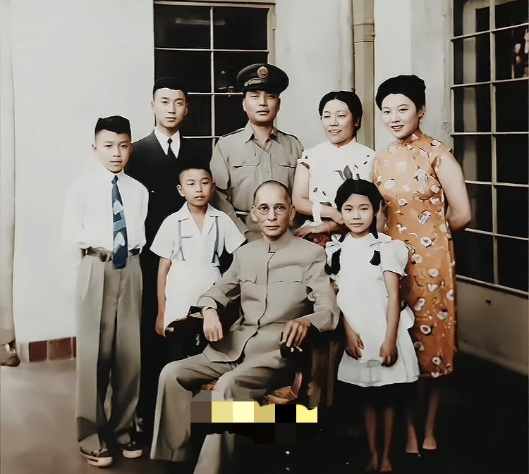 1947年，被软禁时的龙云一家留影，已经没有了往日的风采。